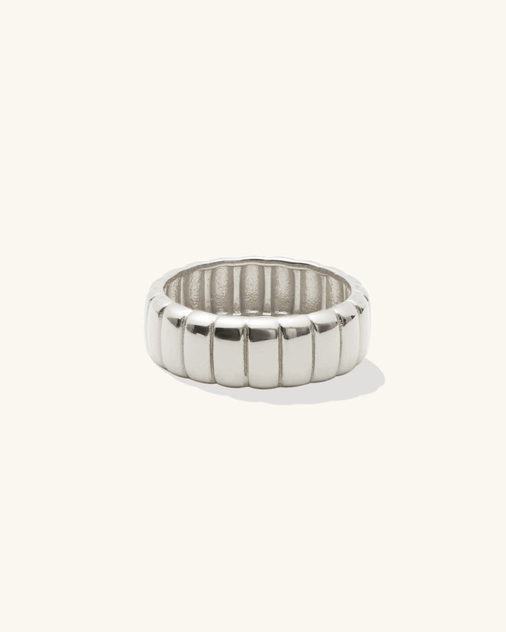 Iconic Bold Ring model