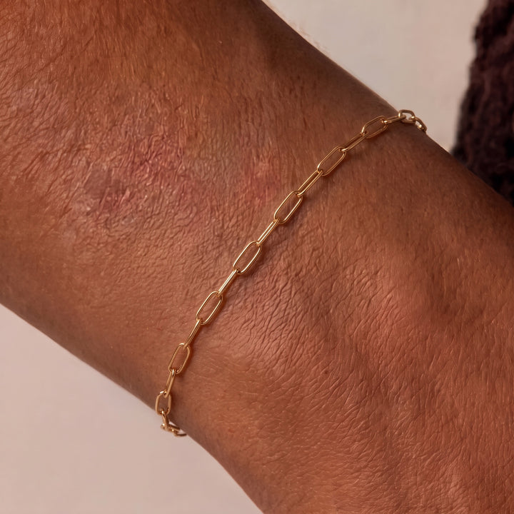 ESSENTIAL GOLD PAPERCLIP CHAIN BRACELET model