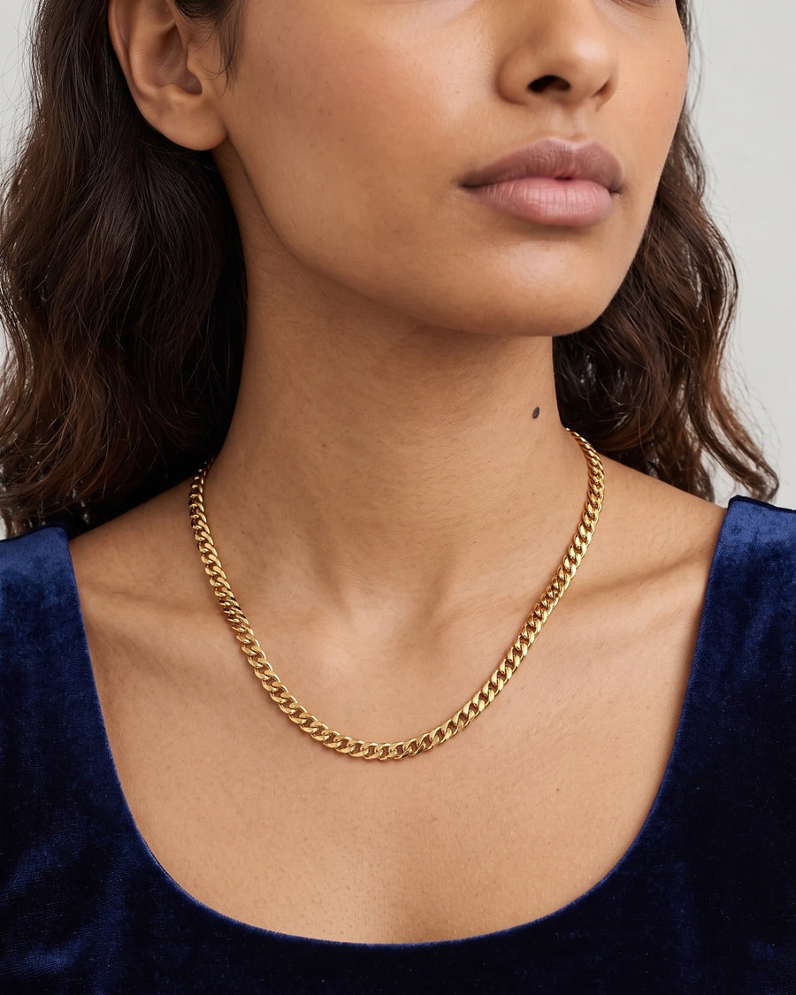 Model Image - chunky 18k gold curb chain necklace with interlocking links at the neckline worn on model