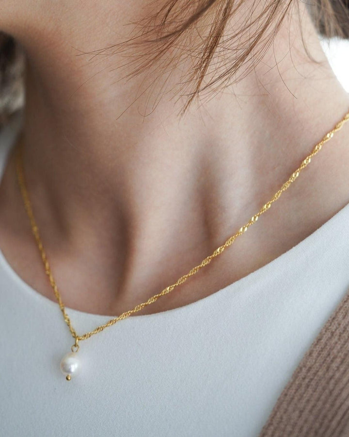 Drop Pearl Necklace model