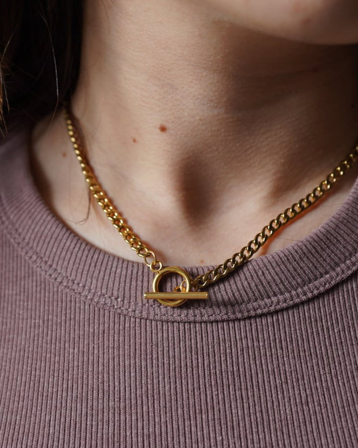 Bold Curb Toggle Chain Necklace model